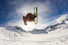 kaiyun.com-山地越野跑夺冠赛，冒险精神的极限飞跃，山地越野跑步