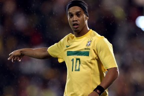 开云kaiyun-《英雄联盟跨洲赛场，巅峰对决火花四溅》